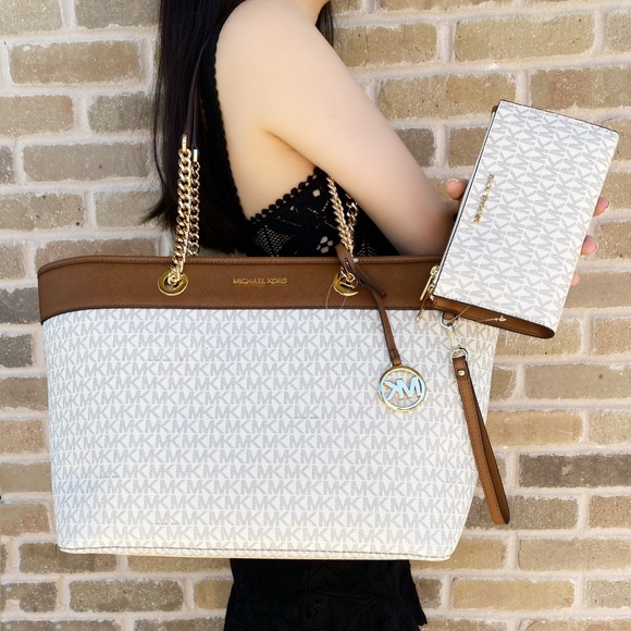 Michael Kors Large Tot wallet ‼️SALE‼️‼️ - Picture 3 of 3